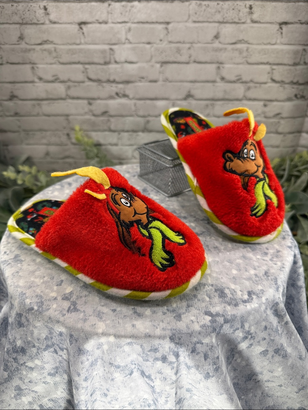 GRINCH “Max the Dog” Red Fuzzy 3D Character Slipper Slides Boys Size 9/10 ❤️